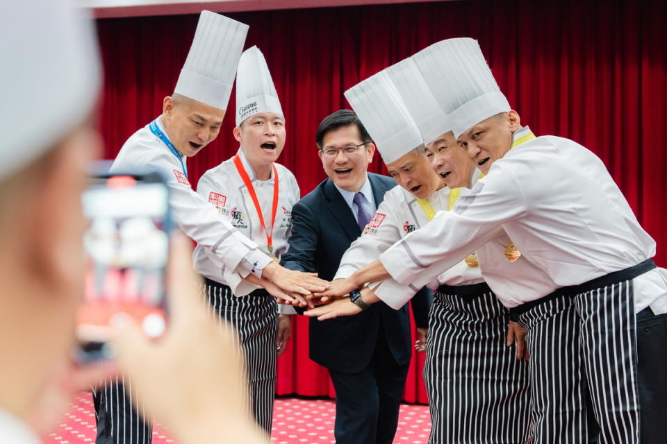 中華料理職人餐旅交流協會理事長陳宗佑將率領代表隊出征馬來西亞，外交部長林佳龍授旗祝福。   圖：翻攝自林佳龍臉書