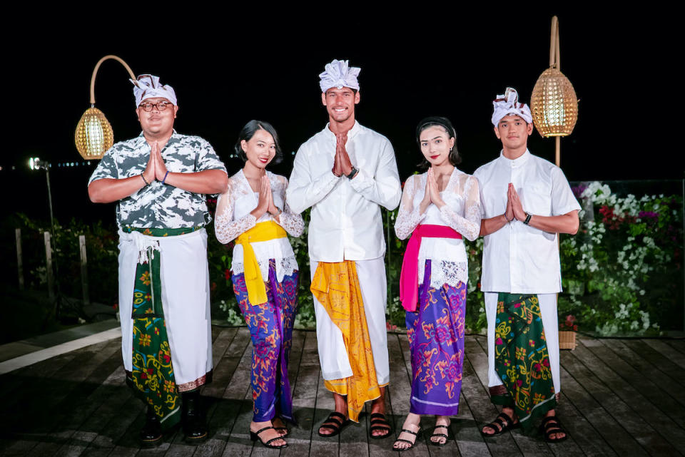 Para bintang AXN Ultimate Challenge (kiri-kanan) Reza Chandika, Rara Sekar, Richard Kyle, Isyana Sarasvati, dan Afgansyah Reza bergaya dengan busana tradisional Bali.