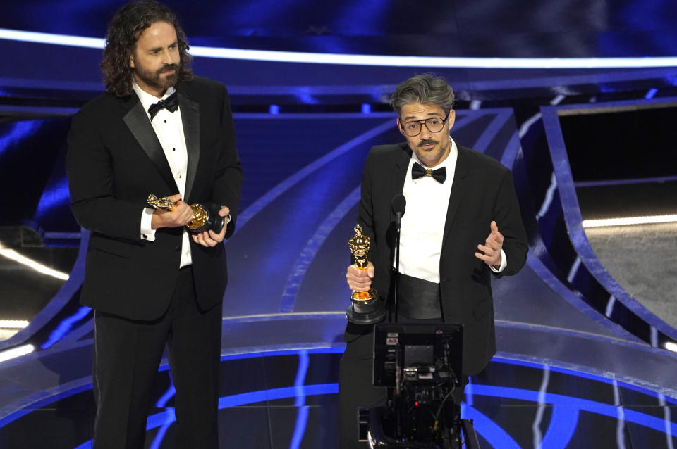 Leo Sánchez, a la izquierda, y Alberto Mielgo reciben el Oscar al mejor cortometraje animado por "The Windshield Wiper" el domingo 27 de marzo de 2022 en el Teatro Dolby en Los Ángeles. (Foto AP/Chris Pizzello)