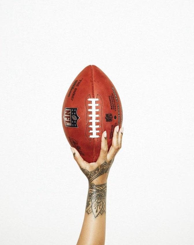 Rihanna手捧NFL專用球，宣布擔任嘉賓。