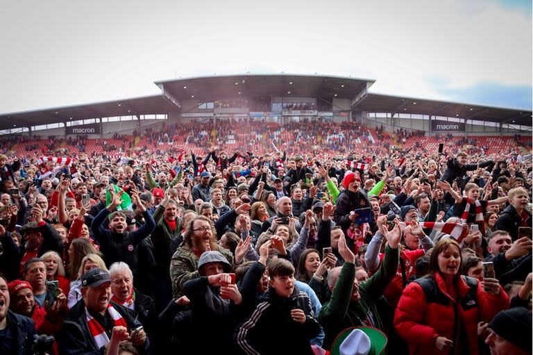 La fiel hinchada de Wrexham AFC; los propios socios salvaron al club de la desaparición años atrás