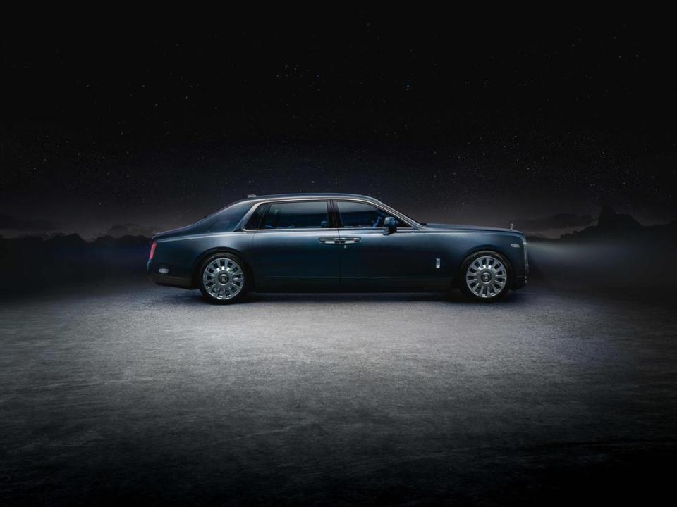 車身採用全新Bespoke高級定制車色“凱洛斯藍”（Kairos Blue），內含雲母片營造閃耀效果，宛如夜幕繁星。