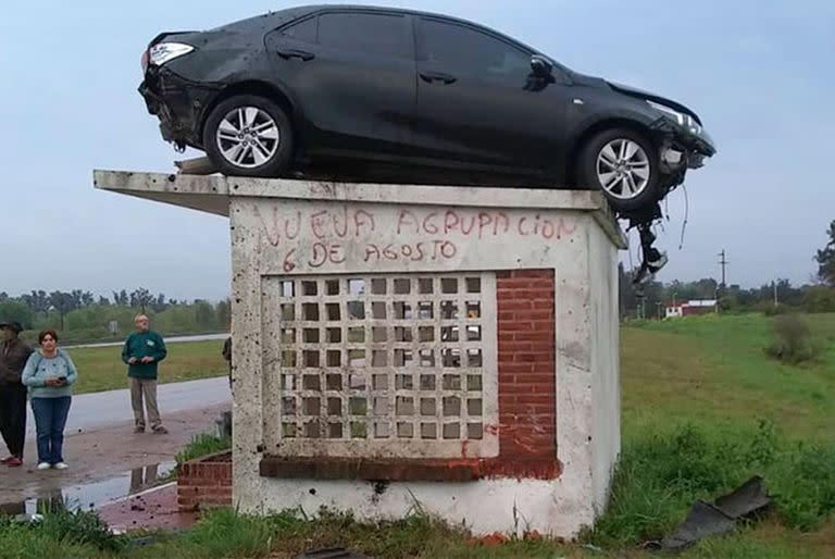 Un auto despistó y quedó arriba de una garita de colectivos en Ruta 14, ocurrió esta mañana en el kilómetro 148 de la Ruta Nacional 14, a la altura del ingreso a Colonia Hughes, en el Departamento Colón