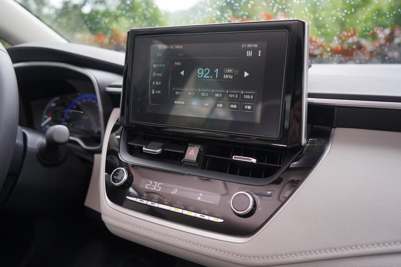 Altis Hybrid內建Toyota Drive+ Connect 智聯車載系統，可提供國道即時路況、線上問卷、愛車秘書、道路救援等功能
