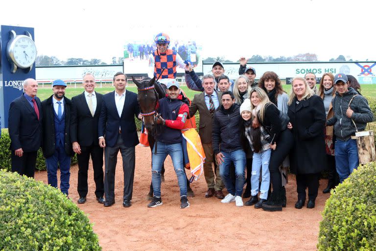 El festejo del equipo de Neverwalkalone, la potranca brasileña con campaña argentina que encabezó el 1-2 del stud Rdi en el Juvenile Fillies (G1).