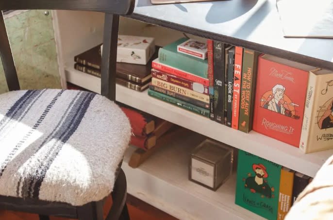 <p>La vivienda permite pasar unos días de desconexión disfrutando de películas o libros.<br><br>Foto: Airbnb/<a rel="nofollow noopener" href="https://es.airbnb.com/rooms/25687274?guests=1&adults=1" target="_blank" data-ylk="slk:Crystal Peak Lookout;elm:context_link;itc:0;sec:content-canvas" class="link ">Crystal Peak Lookout</a> </p>