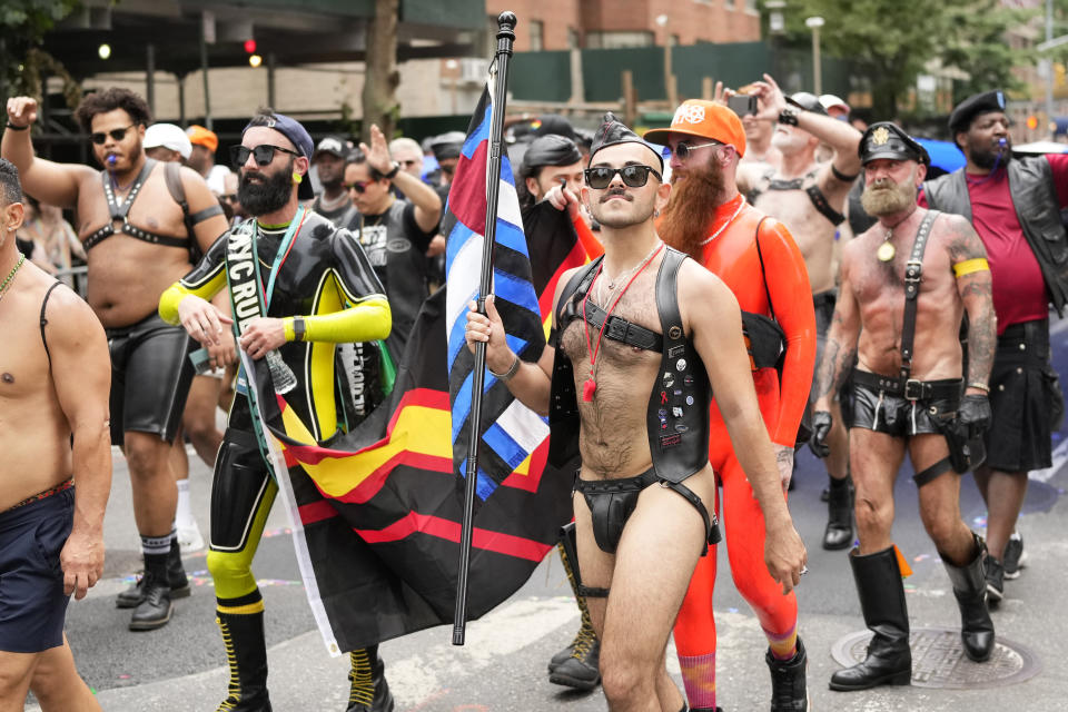 Una multitud participa en la marcha del Orgullo LGBTQ+ el domingo 25 de junio de 2023, en la ciudad de Nueva York. (Foto por Charles Sykes/Invision/AP)