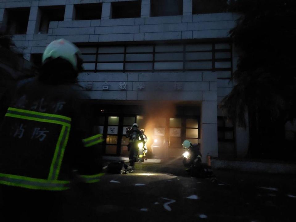 台北市職能發展學院十九日凌晨四時發生火災，所幸被消防人員及時撲滅。（記者周閩生翻攝）