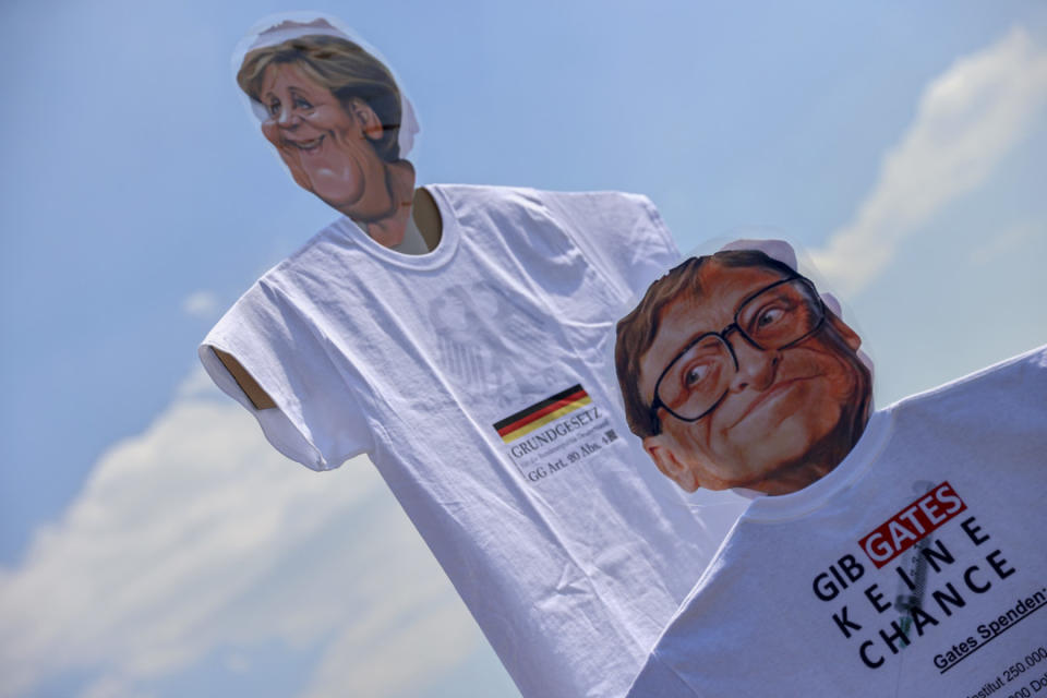 2020年5月16日，德國有市民抗議政府的限制令，其中的示威紙牌有德國總理默克爾和比爾·蓋茨（Bill Gates）的肖像。