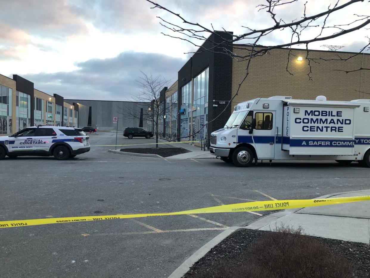 Peel police at the scene of a fatal shooting in Mississauga on March 21, 2024. (Clara Pasieka/CBC - image credit)
