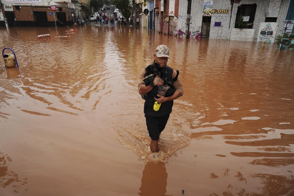 巴西民防機構4日表示，南部的洪患和土石流已導致至少57人喪生，迫使近7萬人逃離家園。（美聯社）