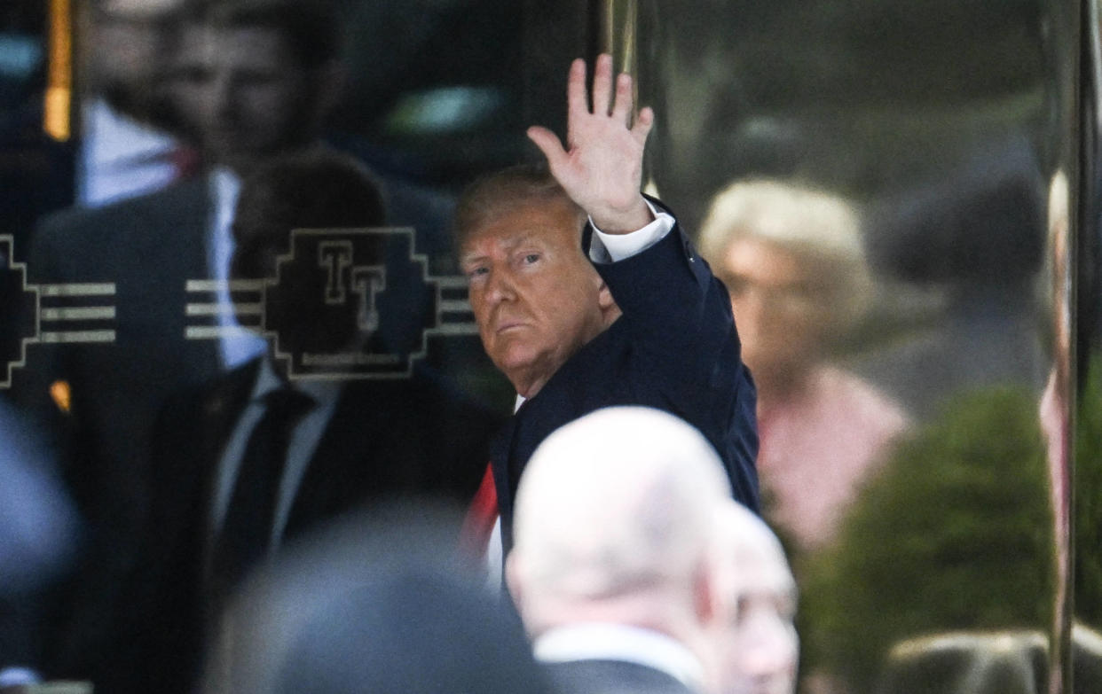 Trump, arrivé à New York pour sa comparution, accueilli par partisans et opposants (Photo de Donald Trump arrivant la Trump Tower le 3 avril 2023)