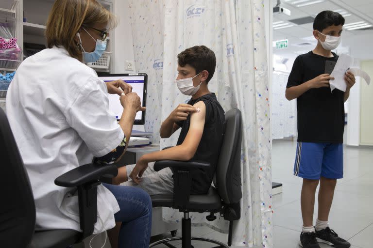 Son 28 millones los estadounidenses que tienen entre cinco y 11 años y podrán vacunarse a partir del próximo mes (AP Foto/Sebastian Scheiner)