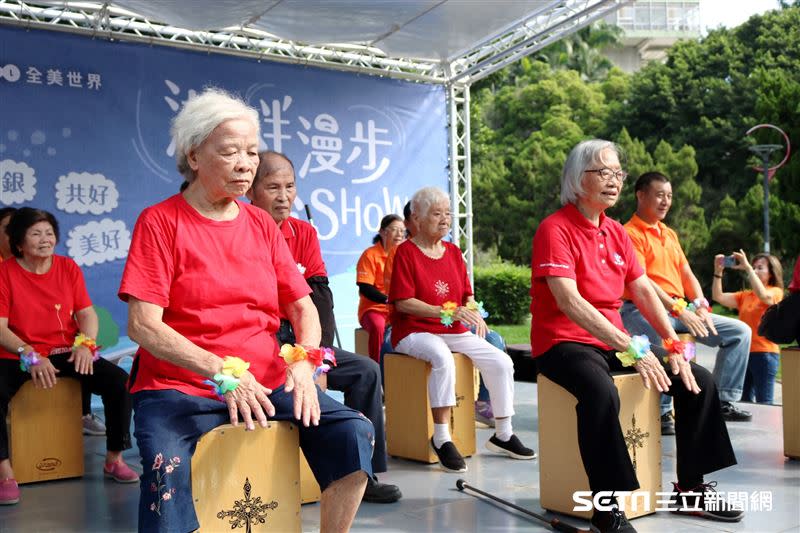 （上圖）阿嬤們塗上繽紛的指甲油後非常開心；（下圖）弘道臺中服務處關懷服務的長輩們，大家特地準備精彩的木箱鼓表演。（圖／弘道老人福利基金會授權提供）