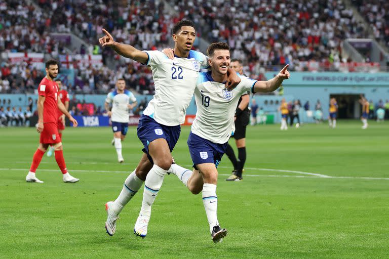 Jude Bellingham de Inglaterra celebra con Mason Mount después de marcar el primer gol de su equipo durante el partido contra Irán