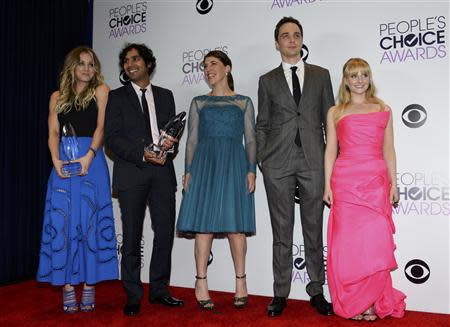 Kaley Cuoco (L) poses with the award for favorite comedic TV actress, with her co-stars from "The Big Bang Theory" Kunal Nayyar, Mayim Bialik, Jim Parsons and Melissa Rauch, at the 2014 People's Choice Awards in Los Angeles, California January 8, 2014. REUTERS/Kevork Djansezian