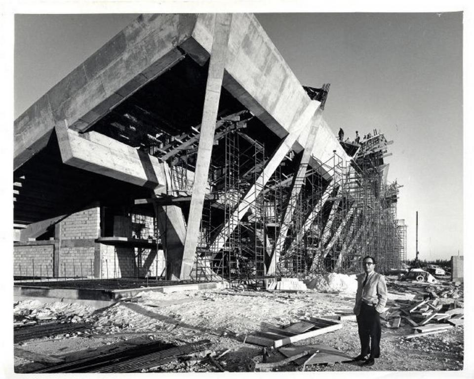El arquitecto del Miami Marine Stadium, Hilario Candela, delante del estadio durante su construcción en 1963.