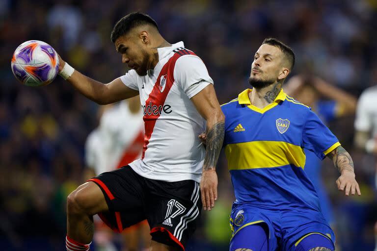 Paulo Díaz ante Benedetto, en un clásico River vs. Boca