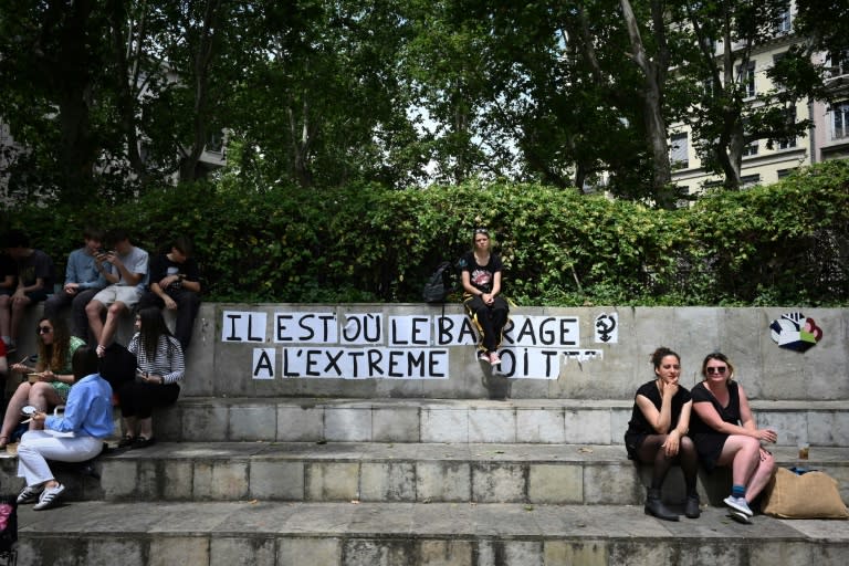 Favoris des sondages, le Rassemblement national et le Nouveau Front populaire poussent pour une recomposition, encore incertaine, du paysage politique en France (JEAN-PHILIPPE KSIAZEK)