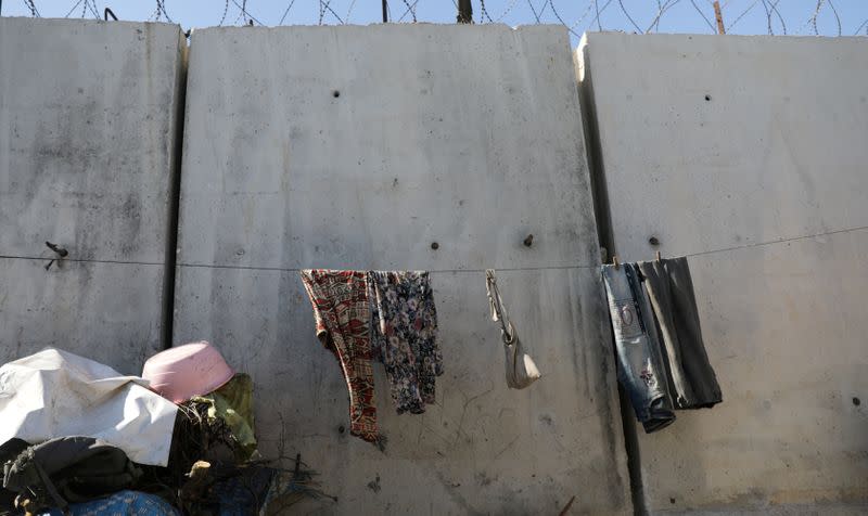 FOTO DE ARCHIVO: Ropas secando cerca del muro en el campamento de Atmah, situado cerca de la frontera con Turquía, Siria 26 de febrero de 2020