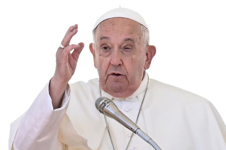 El papa Francisco hace la señal de la cruz durante la audiencia general semanal el 5 de junio de 2024 en la plaza de San Pedro en el Vaticano