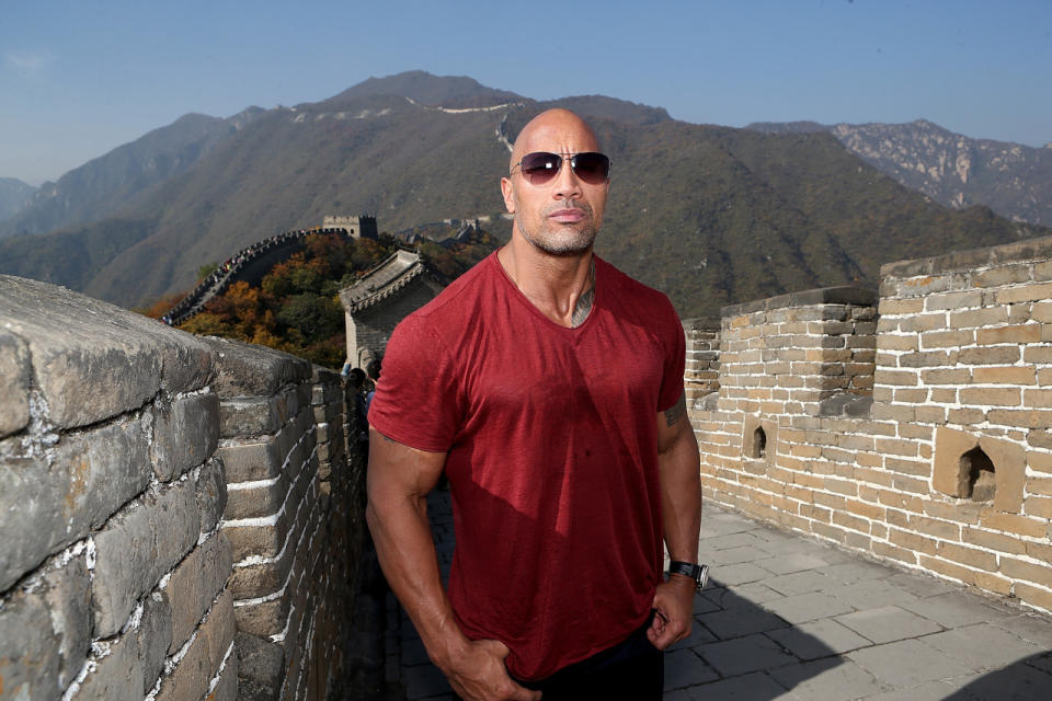 Dwayne “The Rock” Johnson está no topo da lista de celebridades do cinema, com US$ 64.5 milhões anuais. No ranking geral, ele ocupa a 19a posição.