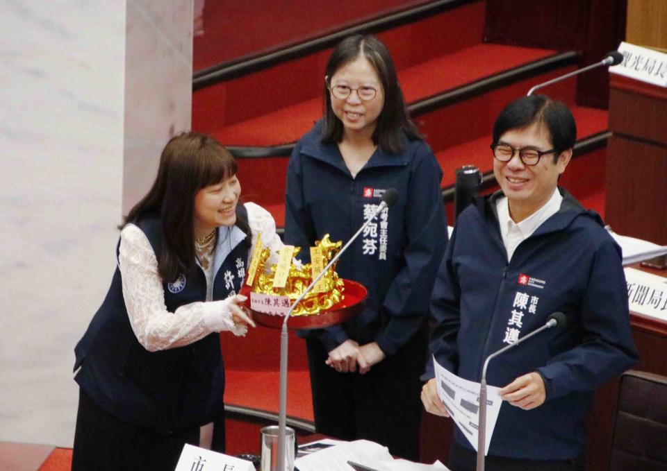 高雄市議會國民黨19位議員聯合質詢，由新科議員許采蓁代表國民黨送上汽球王冠，上面標語為食安破口王、工安破口王、浮屍之都王、兒虐之都王給民進黨南霸天高雄市長。（記者黃富貴攝)