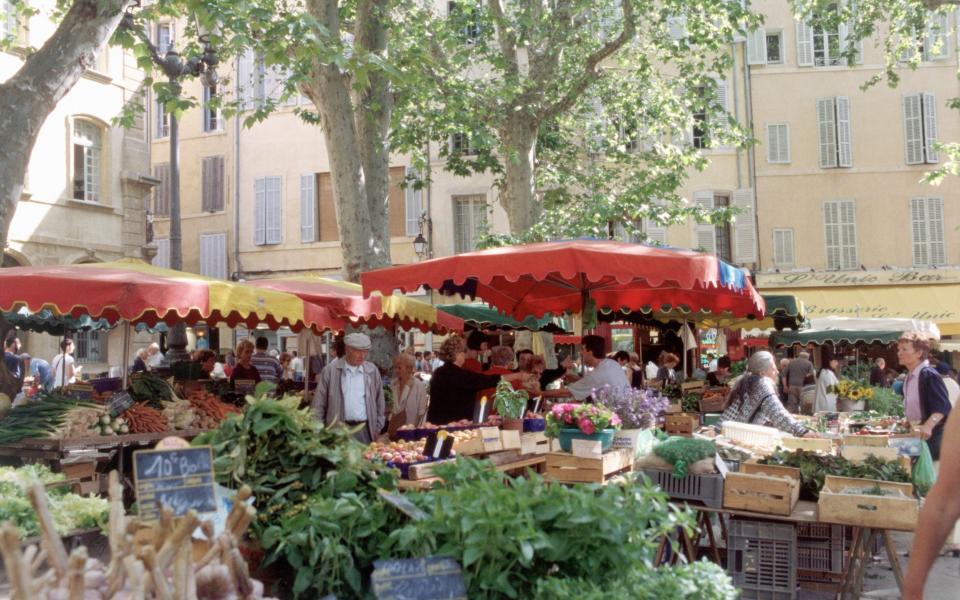 Τα κέντρα των γαλλικών πόλεων είναι γεμάτα από αγορές, κρεοπωλεία και μανάβικα