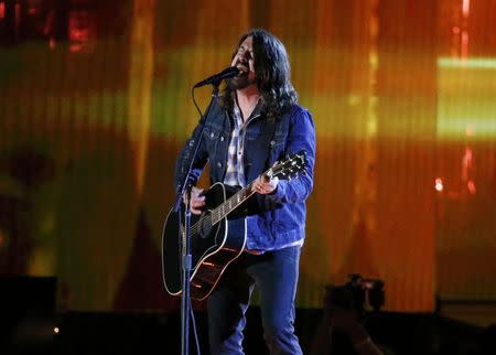 Musician Dave Grohl performs during the Concert for Valor on the National Mall on Veterans' Day in Washington, November 11, 2014. REUTERS/Jonathan Ernst