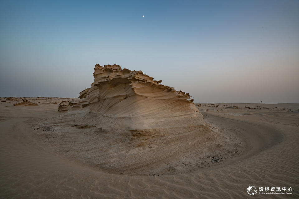 阿布達比的化石沙丘群，形成於距今約12萬年前，是當地獨特的地質景觀。攝影：許震唐