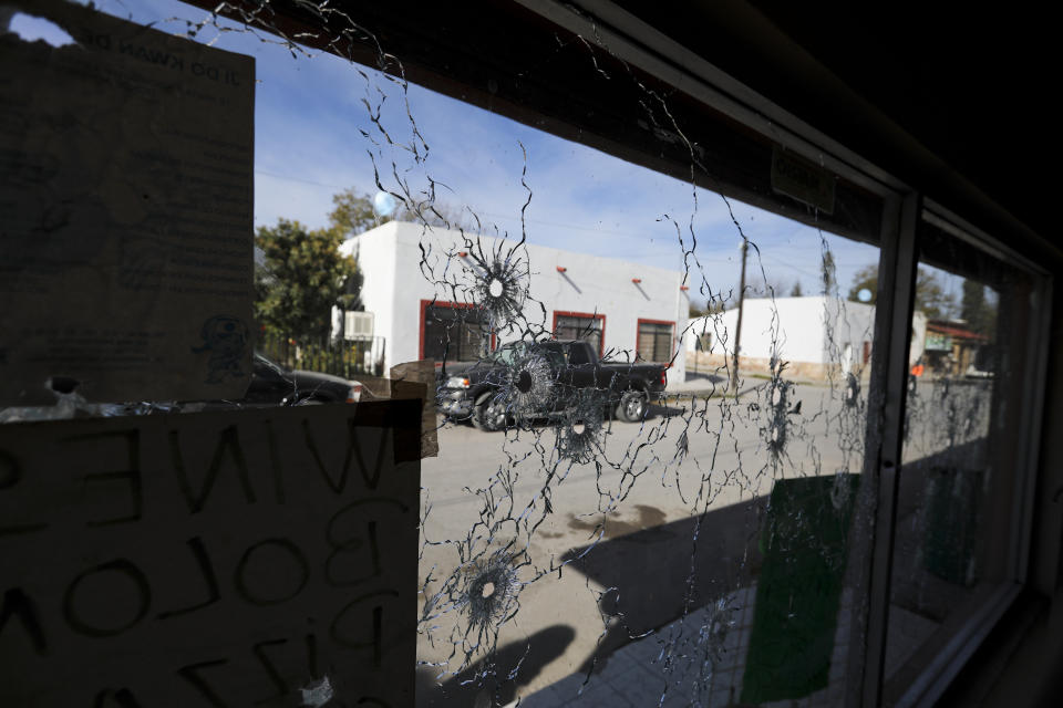 La ventana de un negocio ubicada cerca del ayuntamiento del pueblo de Villa Unión, Mexico, aparece llena de hoyos de balas tras un tiroteo, el lunes 2 de diciembre del 2019. (AP Foto/Eduardo Verdugo)