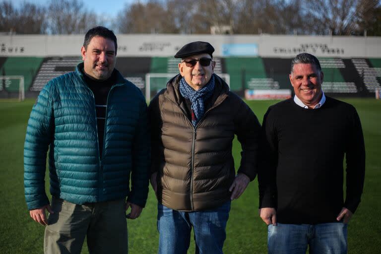 Tito Guerra, junto al vicepresidente Pablo Olmos y el secretario Mariano Battafarano, en el campo de juego de Nueva Chicago