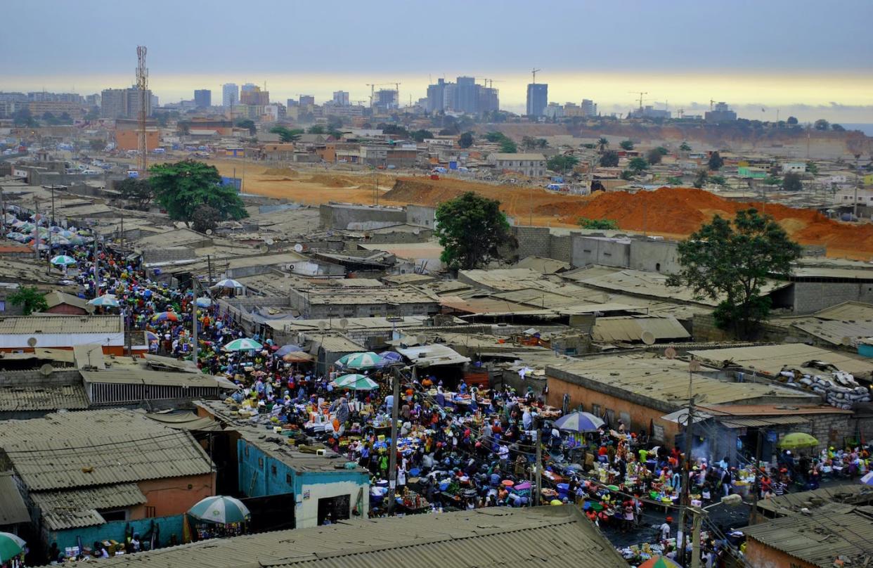 Barrios de tugurios en Angola, África. <a href="https://www.shutterstock.com/es/image-photo/slum-angola-africa-capital-city-luanda-647803567" rel="nofollow noopener" target="_blank" data-ylk="slk:Adriana Mahdalova / Shutterstock;elm:context_link;itc:0;sec:content-canvas" class="link ">Adriana Mahdalova / Shutterstock</a>