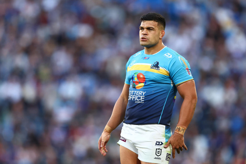 GOLD COAST, AUSTRALIA - 22 GIUGNO: David Fifita dei Titans guarda durante la partita del NRL Round 16 tra i Gold Coast Titans e i New Zealand Warriors al Cbus Super Stadium, il 22 giugno 2024, a Gold Coast, Australia.  (Foto di Chris Hyde/Getty Images)