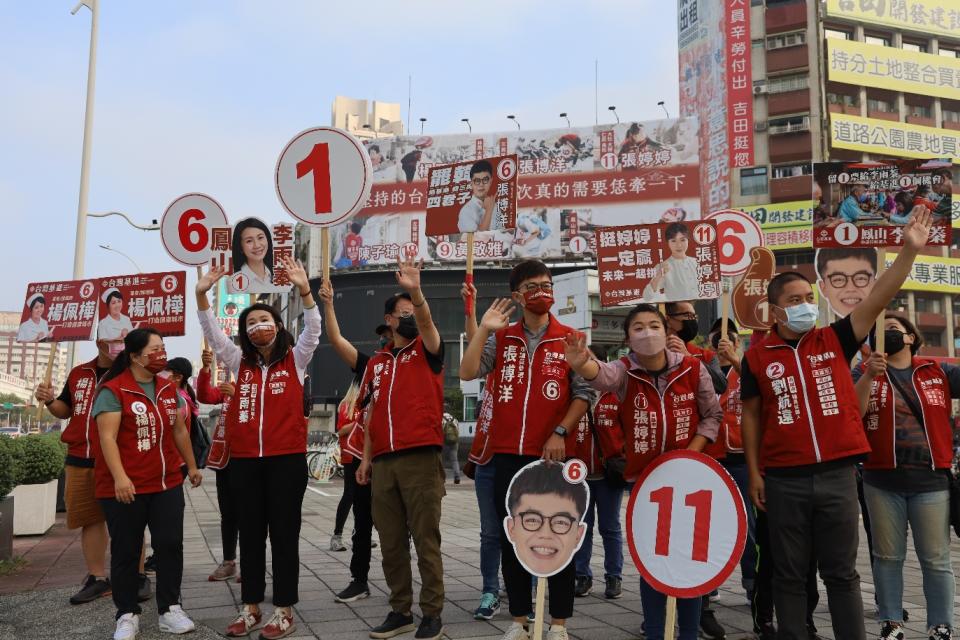 陳奕齊(左三)率五位高雄黨籍候選人站路口。   圖：台灣基進提供