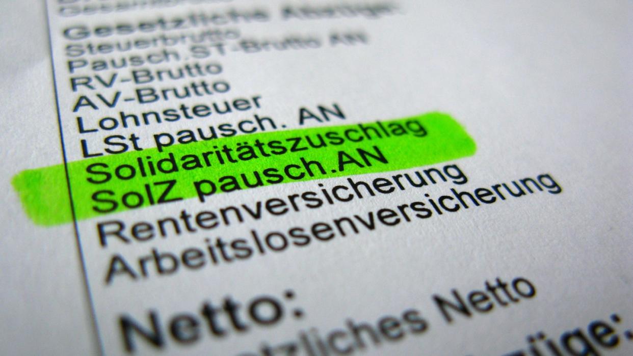 Seit fast 30 Jahren: Solidaritätszuschlag auf einer Gehaltsabrechnung. Foto: Kay Nietfeld