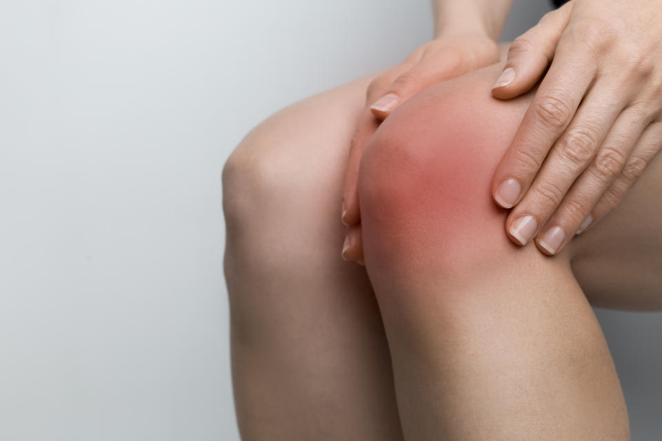 前十字韌帶撕裂受傷後徵狀包括紅腫及疼痛，同時也有可能會有膝蓋鬆脫的感覺。
