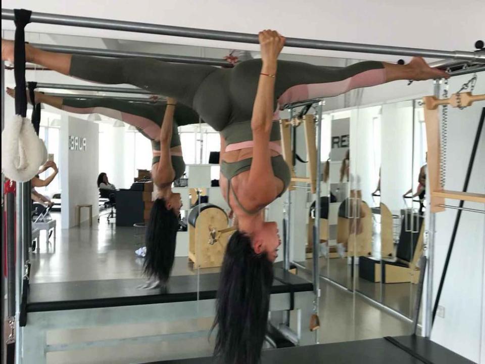 Nicole Scherzinger does the splits upside down