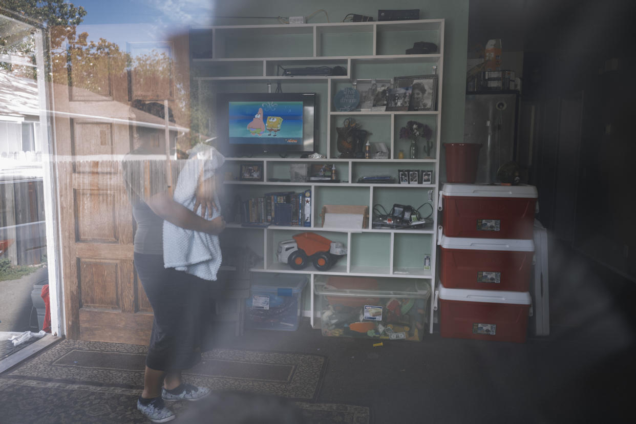 Karla Lorenzo con uno de sus hijos en su casa en San Mateo, California, el 10 de julio de 2020. (Brian L. Frank/The New York Times)