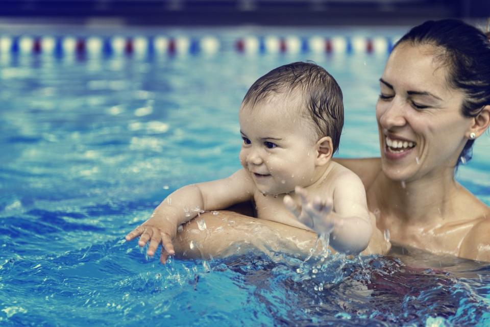 4) There are several babies in the same pool