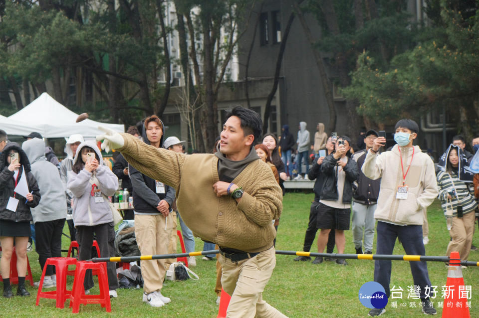 桃園市議員彭俊豪擔任「丟松果測速大賽」開球嘉賓，他表示充份感受到中大學生的熱誠與創意。