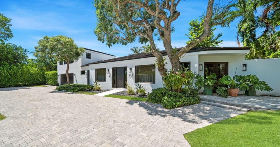 A house that just changed hands for a recorded $13.9 million at 272 Via Marila in Palm Beach was extensively renovated several years ago by interior designer Carolyn Rafferty.