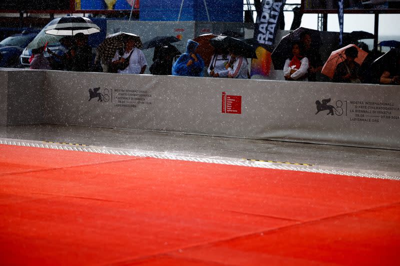 Foto del jueves de la alfombra roja del Festival de Venecia en medio de una fuerte tormenta