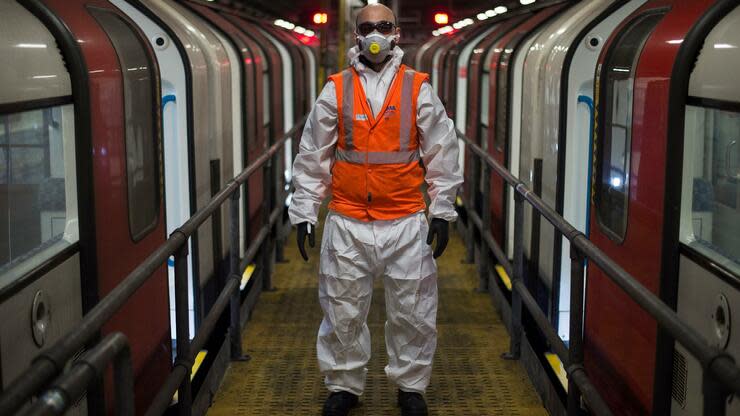 Mit Mundschutz und Schutzkleidung im U-Bahn-Depot. Foto: dpa