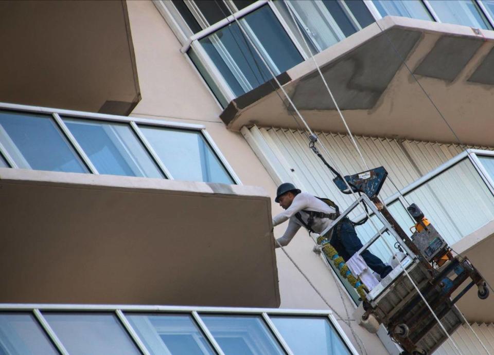 Trabajadores hacen reparaciones en el exterior del edificio de condominios Mirage en Surfside, el 7 de octubre. Un informe de ingeniería de 2018 detalló los daños en los balcones de la torre y la cubierta de la alberca.