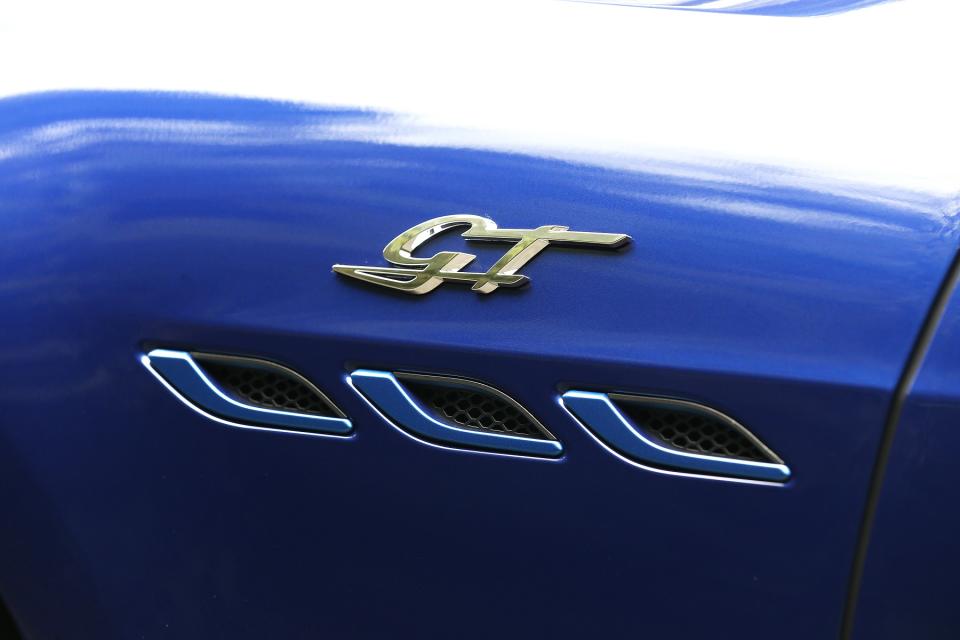 前葉子板上可看到車系編成重新劃分後的GT專屬字樣，散熱鰭孔同樣帶有油電專屬藍色飾條。