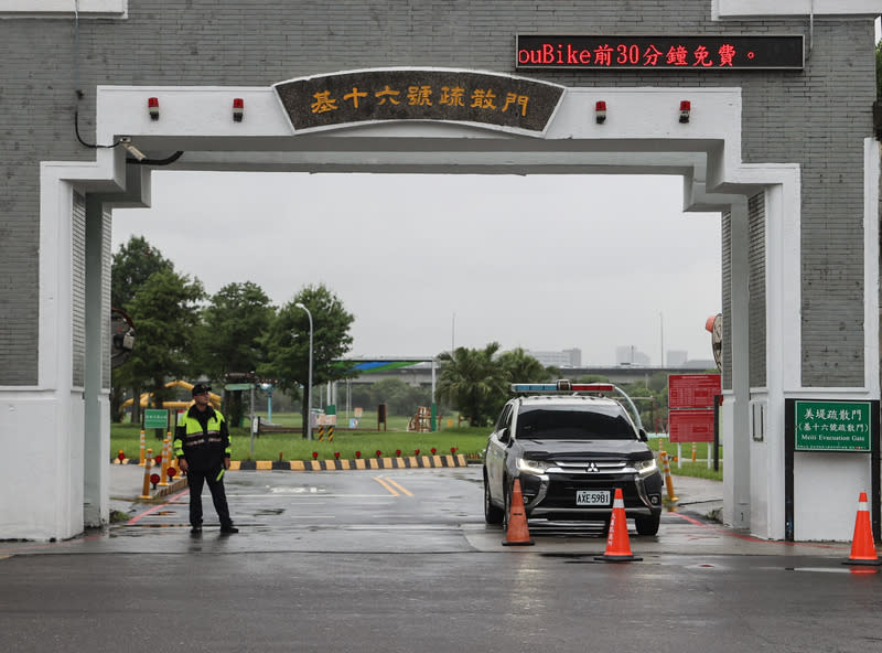 台北市疏散門（水門）周邊紅黃線開放停車路段，將自6日上午7時恢復「紅黃線禁停管制」。圖為基十六號疏散門。（中央社資料照）