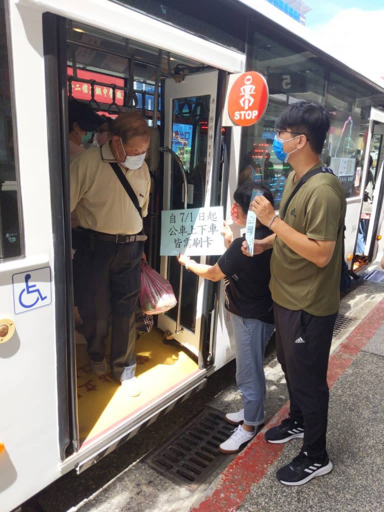 基隆市公車推行上下車刷卡，首日秩序及反應良好，先下後上，派專人宣導。(記者王慕慈攝)