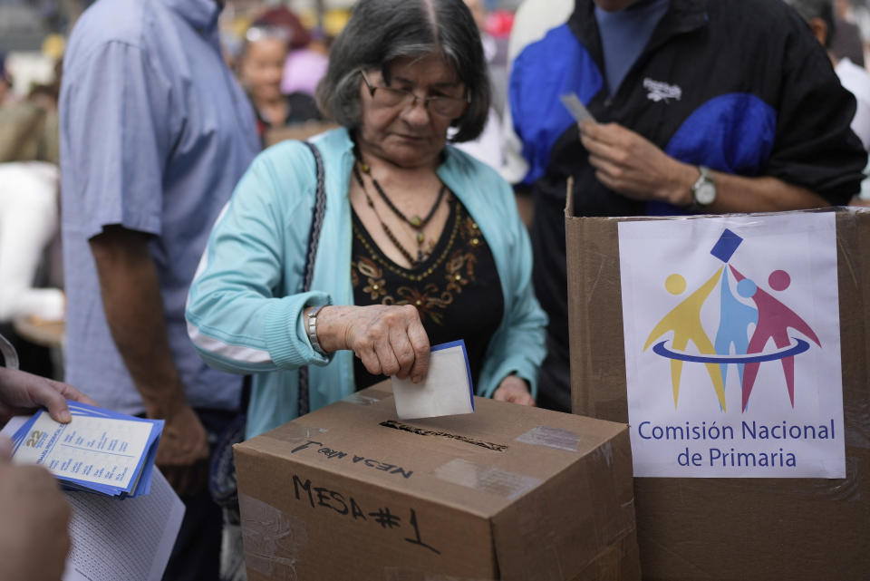 A voter casts her ballot during the opposition's primary presidential election at Luis Brion square in Caracas, Venezuela, Sunday, Oct. 22, 2023. The opposition will pick one candidate to challenge President Nicolás Maduro in 2024 presidential elections. (AP Photo/Matias Delacroix)