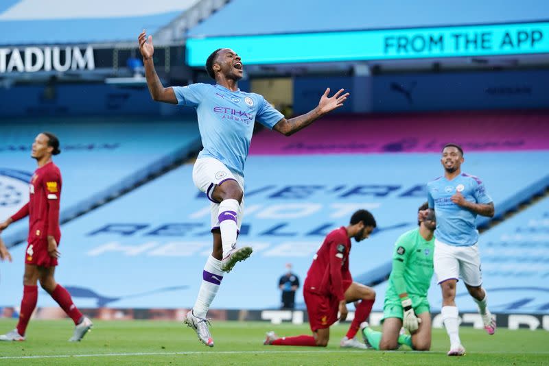 Raheem Sterling celebra el segundo gol del Manchester City en la victoria de 4-0 sobre el flamante campeón de la Liga Premier, el Liverpool, en el Etihad Stadium, en Manchester, Inglaterra